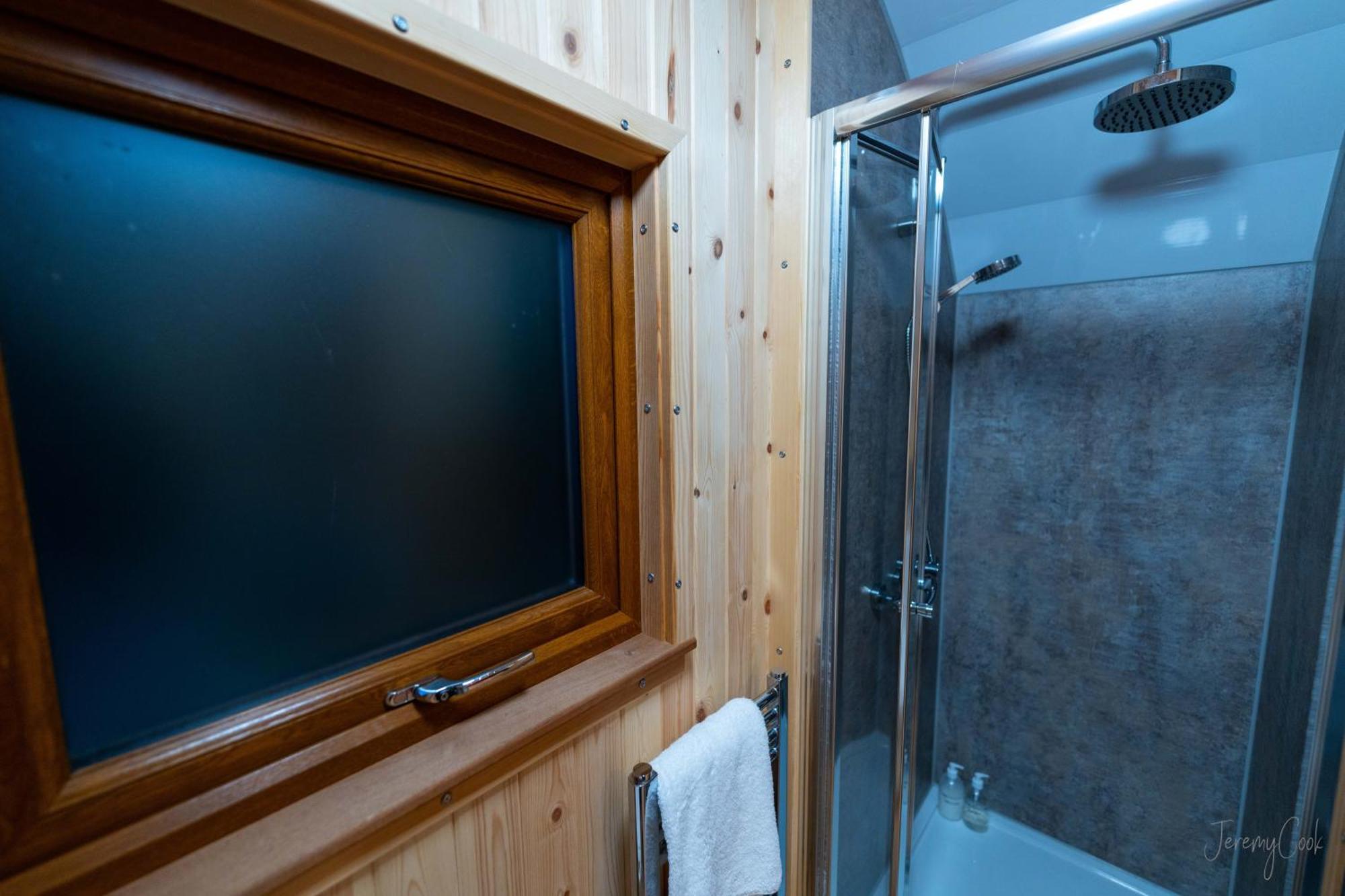 Missin' Link Glamping Hotel West Hoathley Exterior photo